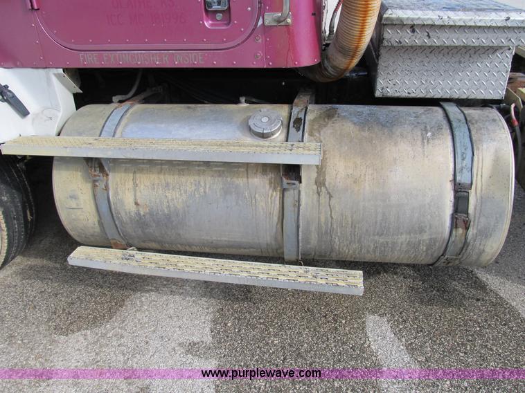 image for item B2615 1993 International 9400 semi truck