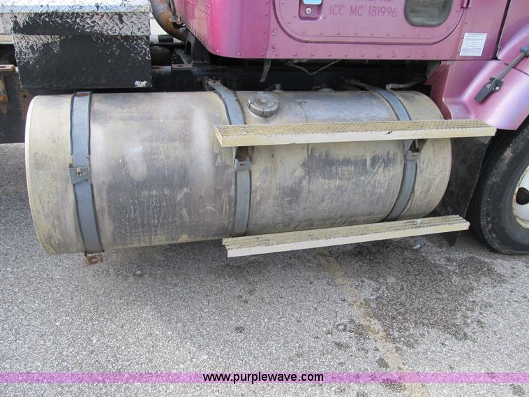 image for item B2615 1993 International 9400 semi truck