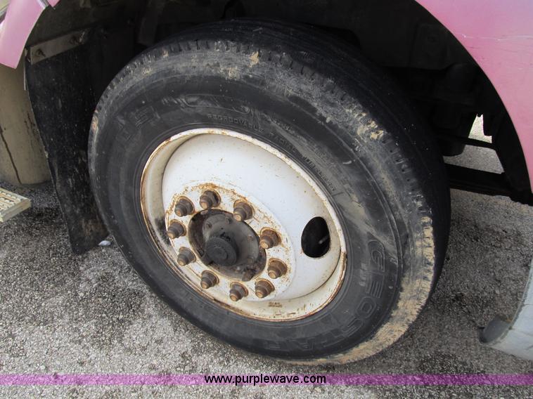 image for item B2615 1993 International 9400 semi truck