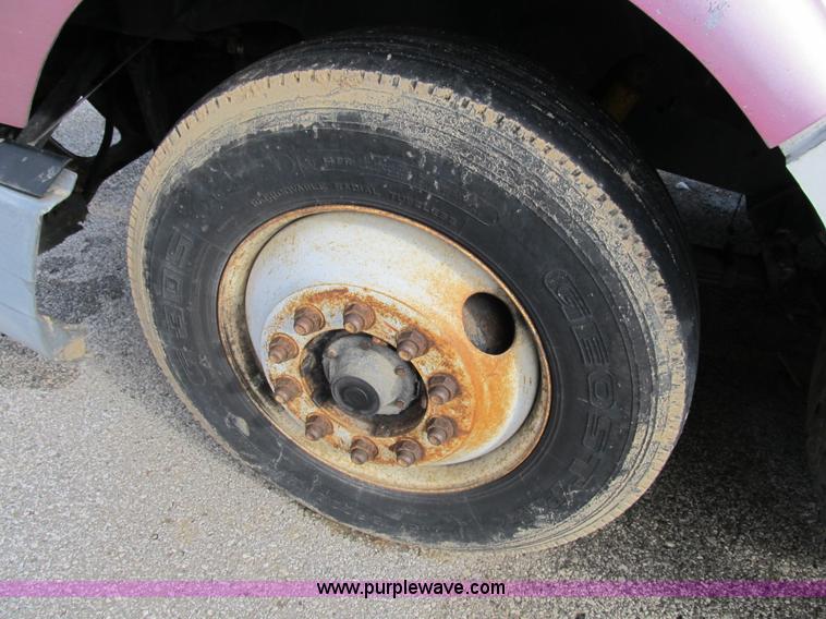 image for item B2615 1993 International 9400 semi truck