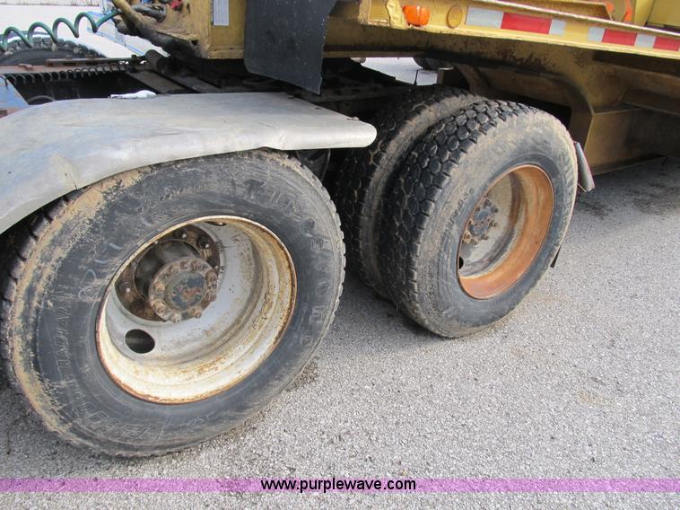 image for item B2615 1993 International 9400 semi truck