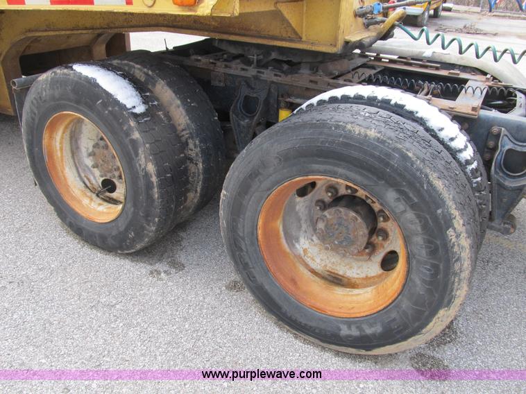 image for item B2615 1993 International 9400 semi truck