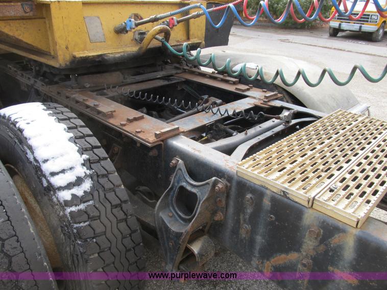 image for item B2615 1993 International 9400 semi truck