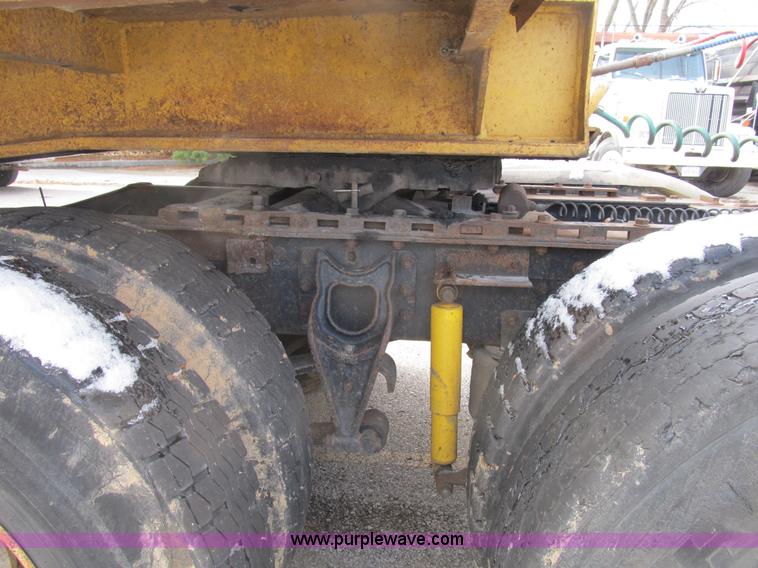 image for item B2615 1993 International 9400 semi truck