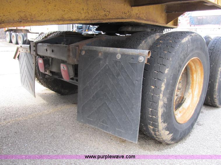 image for item B2615 1993 International 9400 semi truck