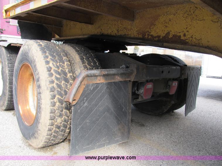 image for item B2615 1993 International 9400 semi truck