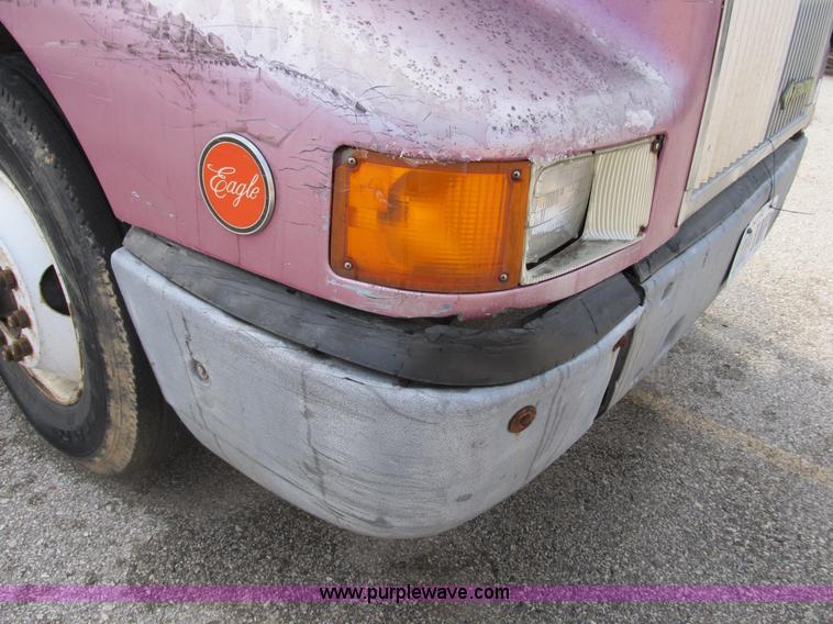 image for item B2615 1993 International 9400 semi truck