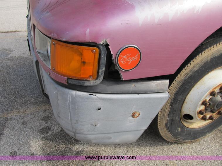 image for item B2615 1993 International 9400 semi truck