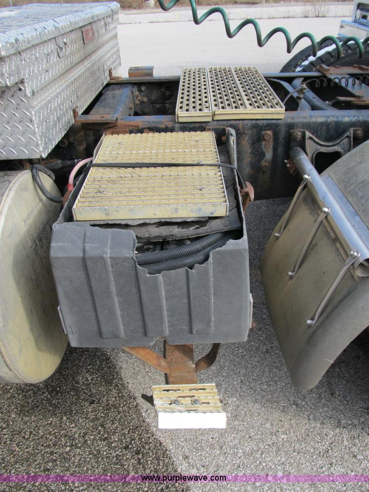 image for item B2615 1993 International 9400 semi truck