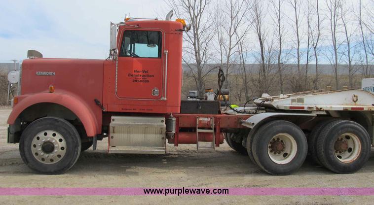 image for item B2625 1995 Kenworth W900 semi truck