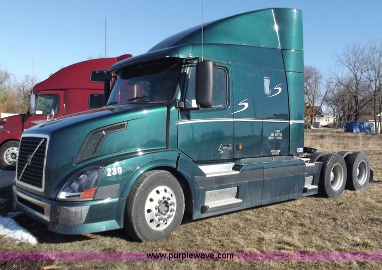 image for item B6264 2005 Volvo VNL semi truck