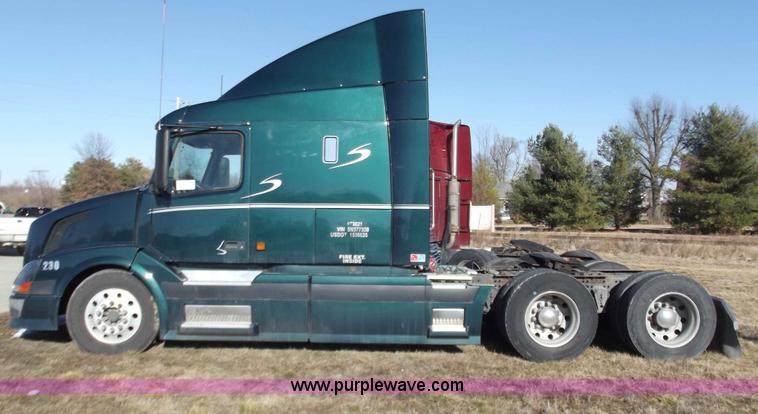 image for item B6264 2005 Volvo VNL semi truck