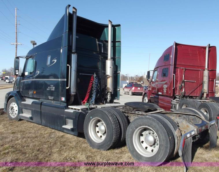image for item B6264 2005 Volvo VNL semi truck