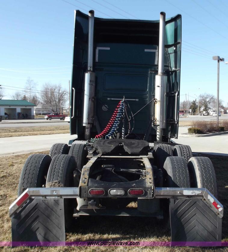 image for item B6264 2005 Volvo VNL semi truck