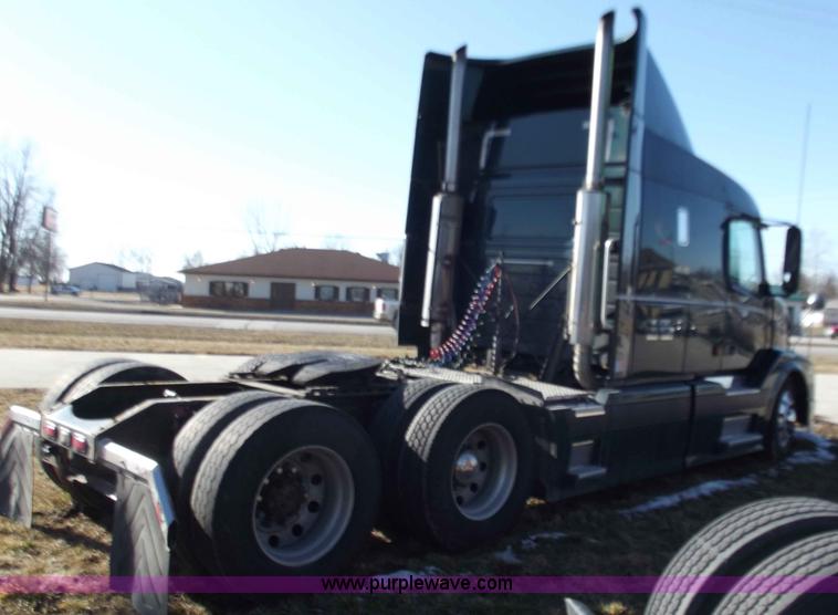 image for item B6264 2005 Volvo VNL semi truck