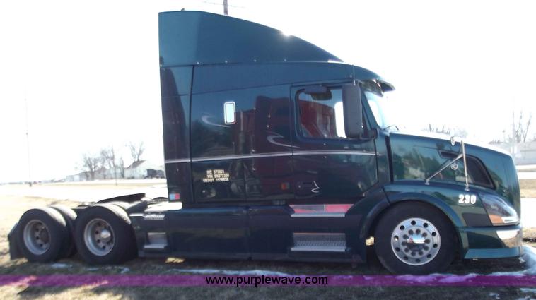 image for item B6264 2005 Volvo VNL semi truck