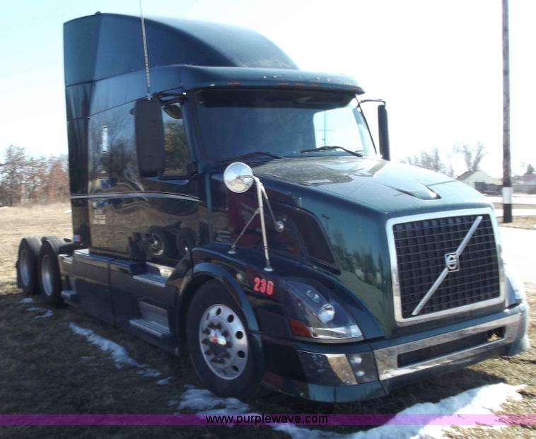 image for item B6264 2005 Volvo VNL semi truck