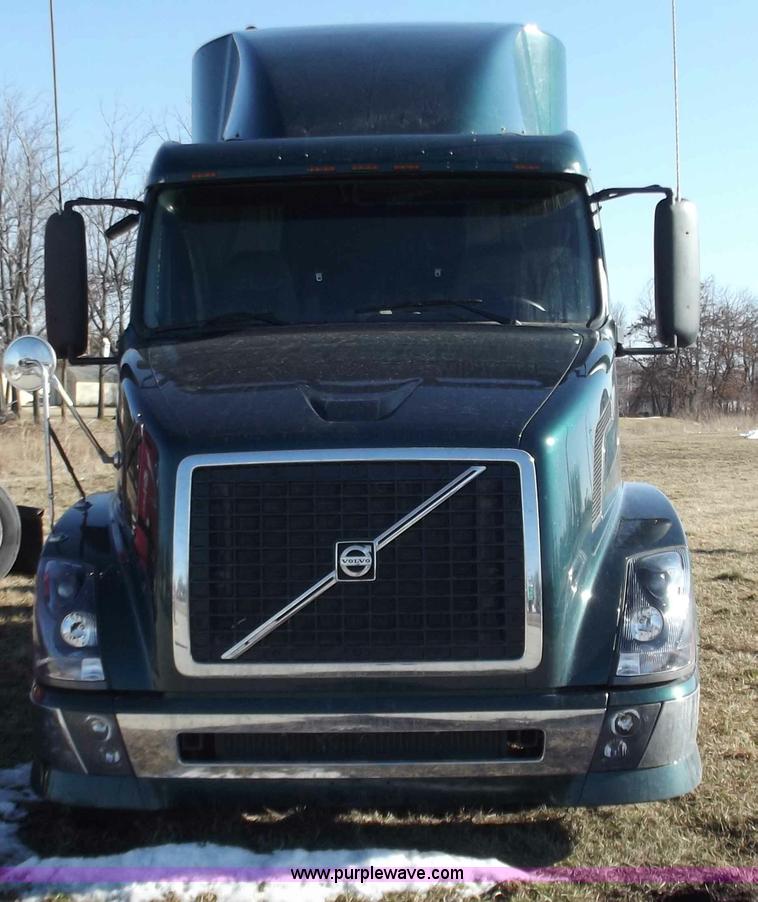 image for item B6264 2005 Volvo VNL semi truck