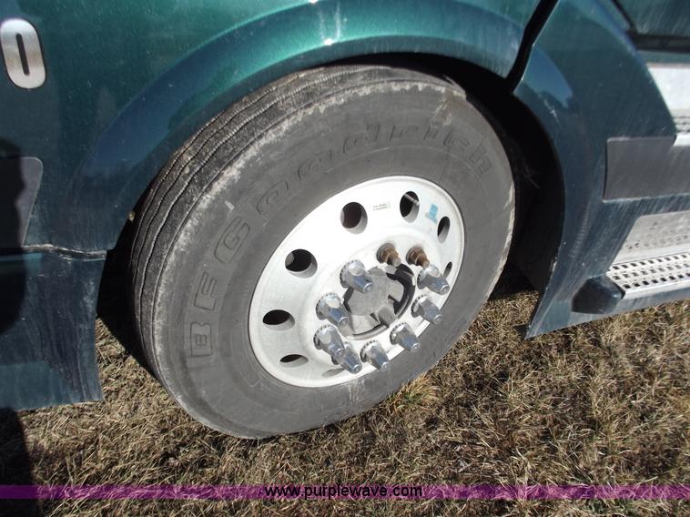 image for item B6264 2005 Volvo VNL semi truck