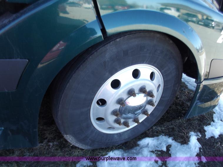 image for item B6264 2005 Volvo VNL semi truck