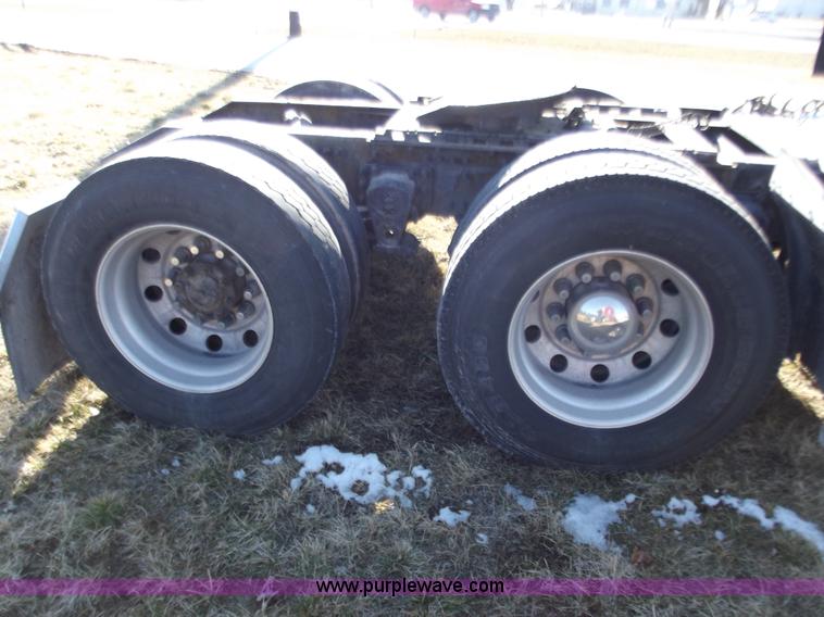 image for item B6264 2005 Volvo VNL semi truck