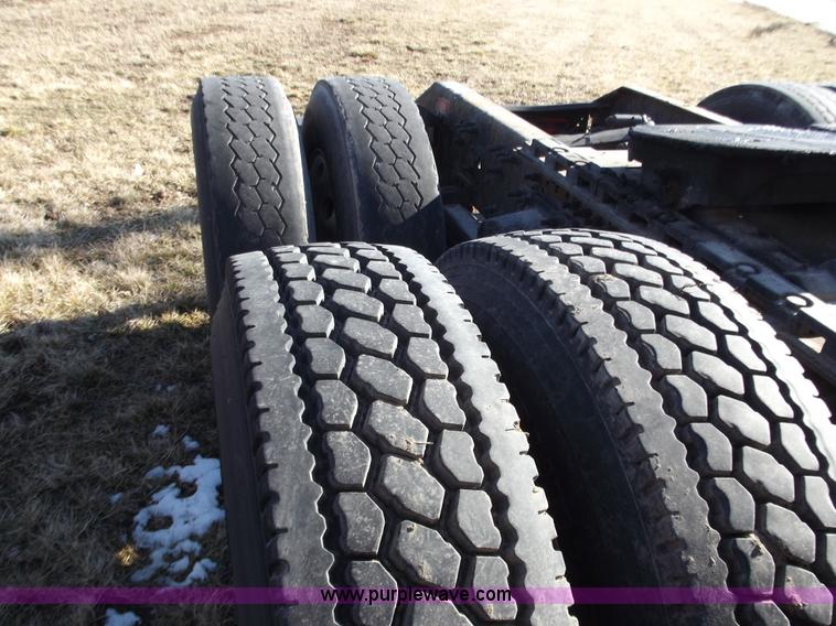 image for item B6264 2005 Volvo VNL semi truck