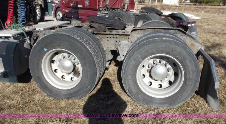 image for item B6264 2005 Volvo VNL semi truck