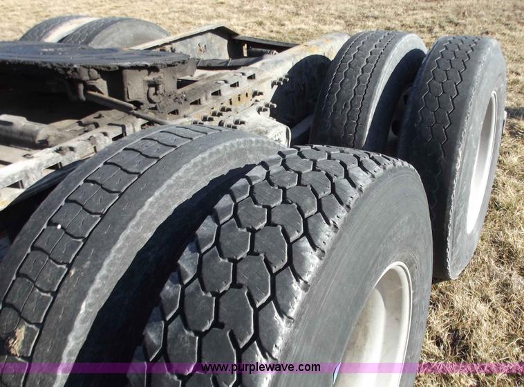 image for item B6264 2005 Volvo VNL semi truck