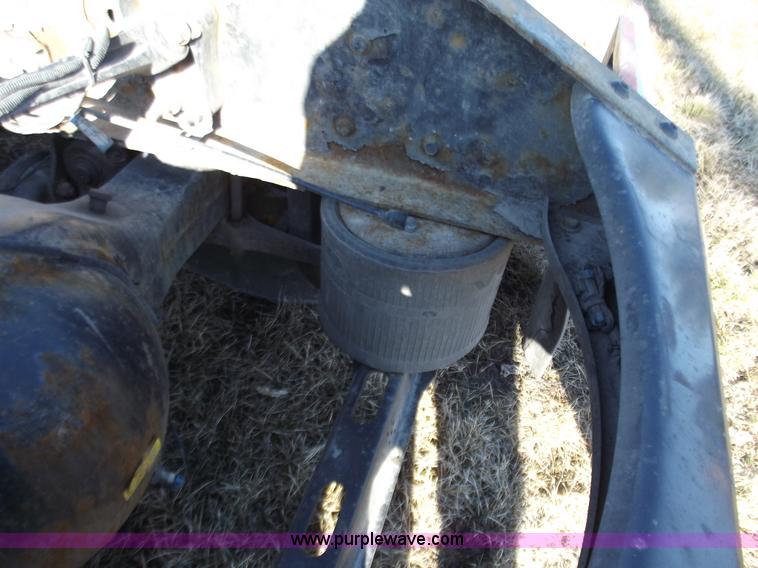 image for item B6264 2005 Volvo VNL semi truck