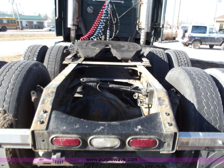 image for item B6264 2005 Volvo VNL semi truck