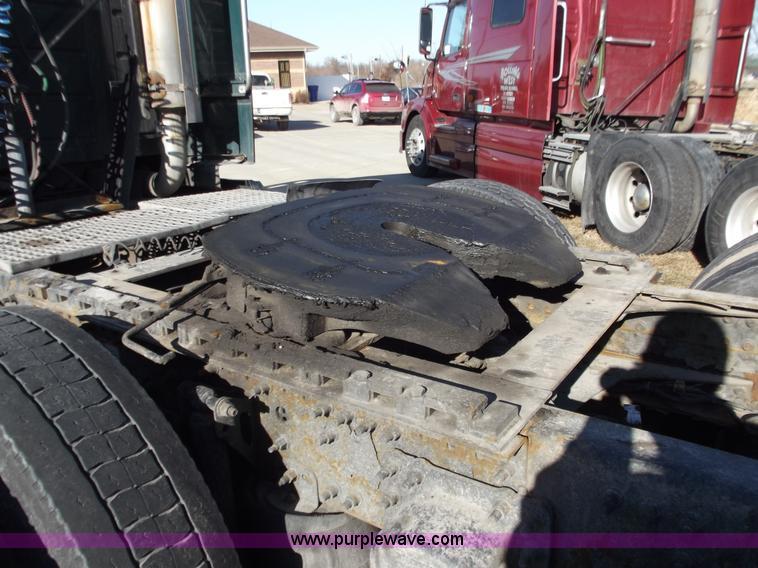 image for item B6264 2005 Volvo VNL semi truck