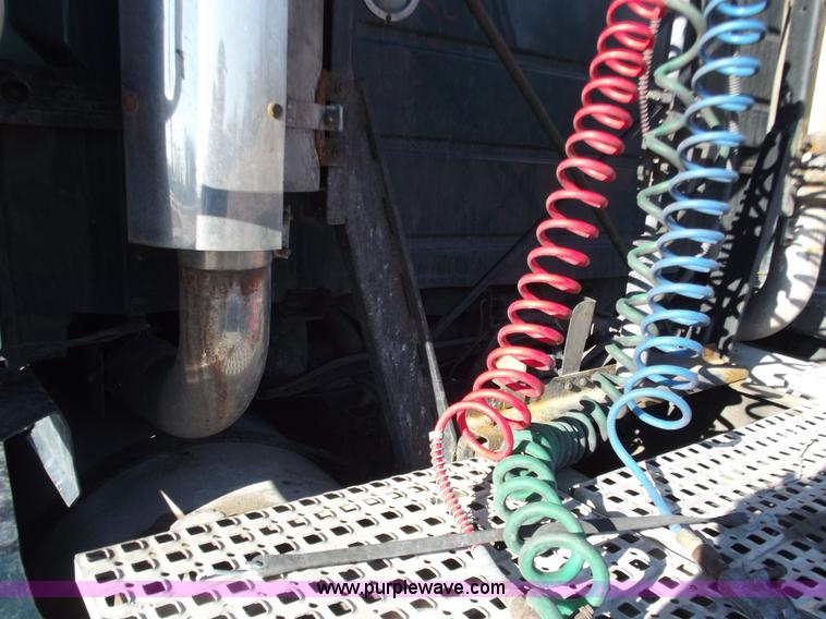 image for item B6264 2005 Volvo VNL semi truck