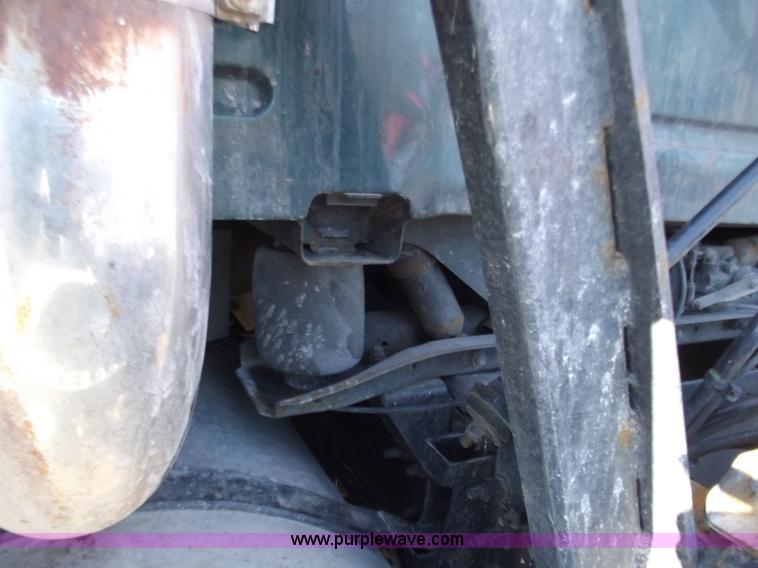 image for item B6264 2005 Volvo VNL semi truck