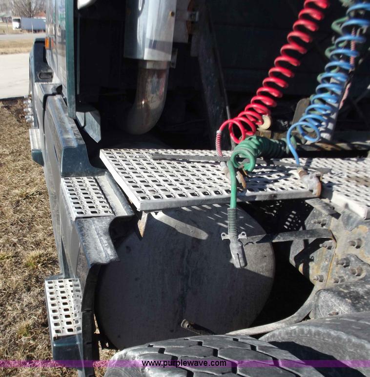 image for item B6264 2005 Volvo VNL semi truck