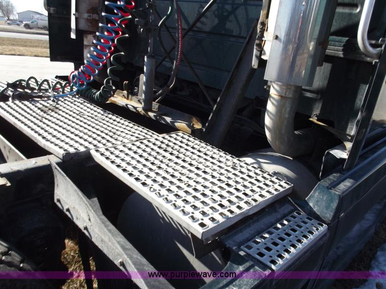 image for item B6264 2005 Volvo VNL semi truck