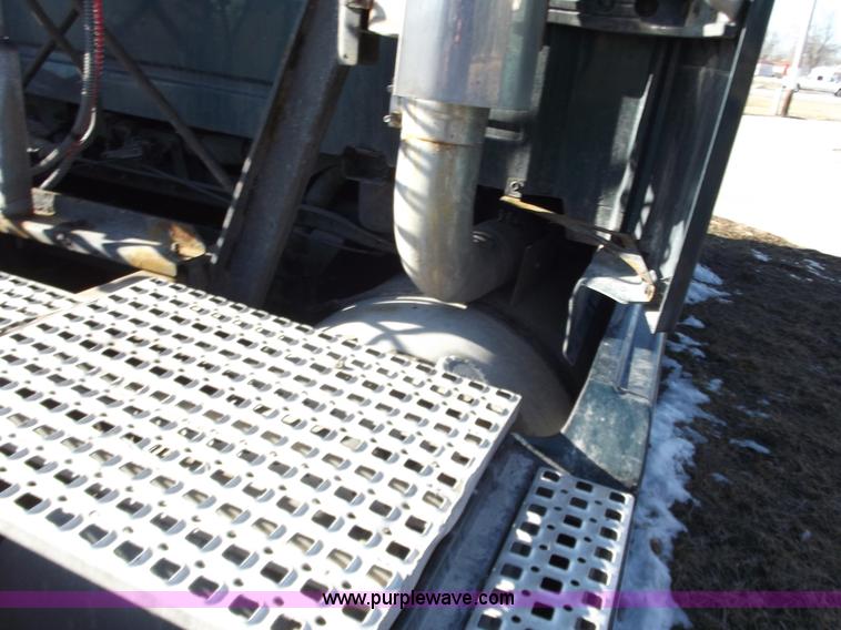 image for item B6264 2005 Volvo VNL semi truck