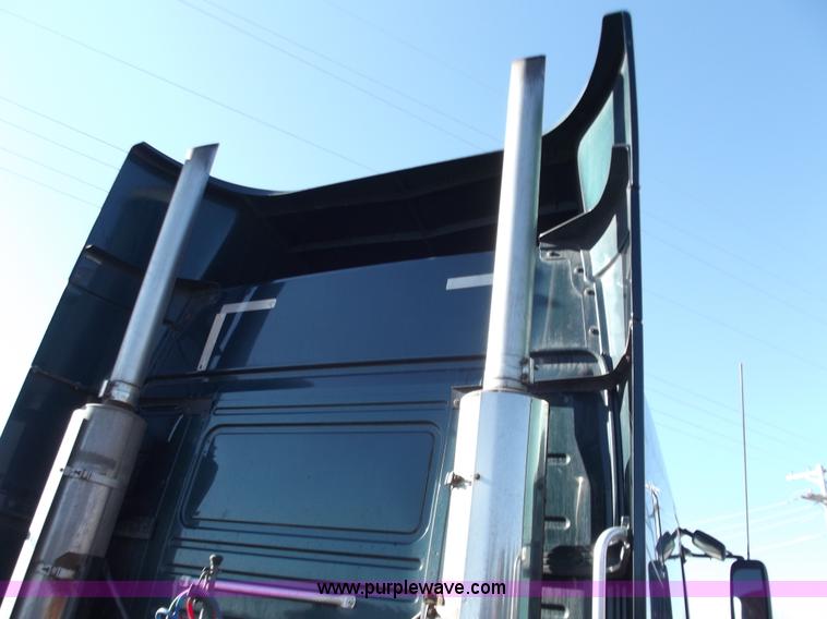 image for item B6264 2005 Volvo VNL semi truck