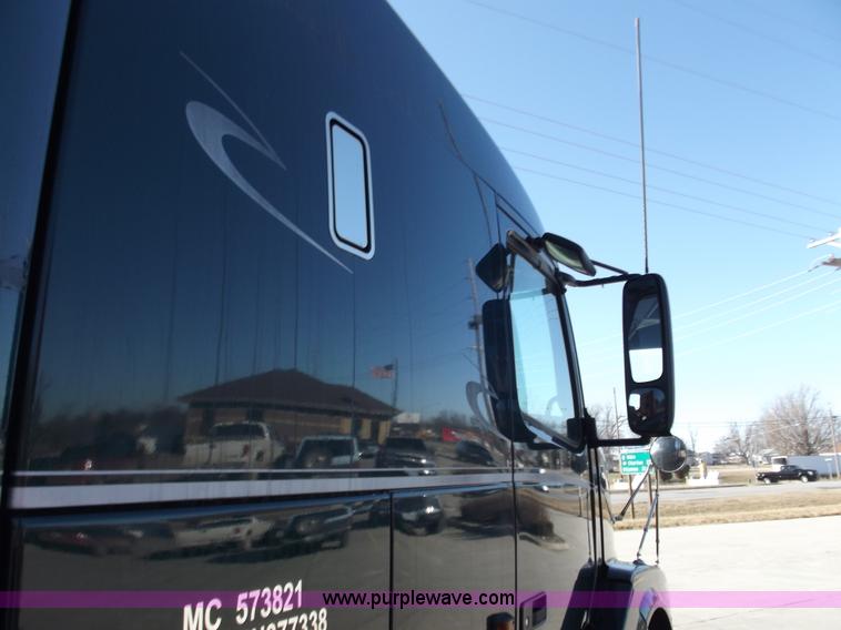 image for item B6264 2005 Volvo VNL semi truck