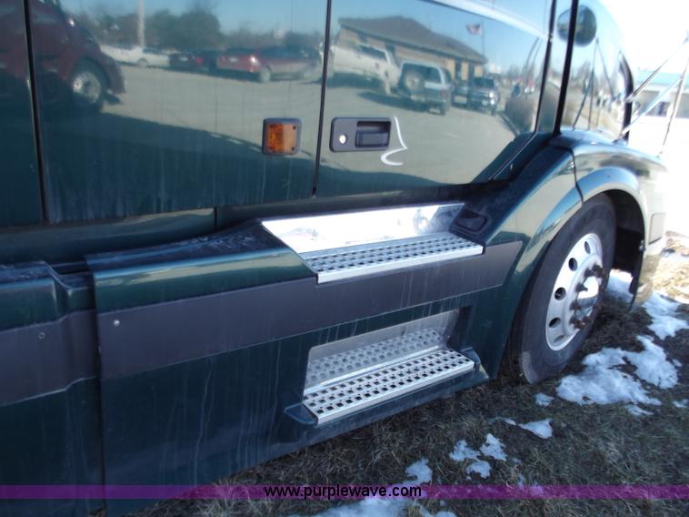 image for item B6264 2005 Volvo VNL semi truck