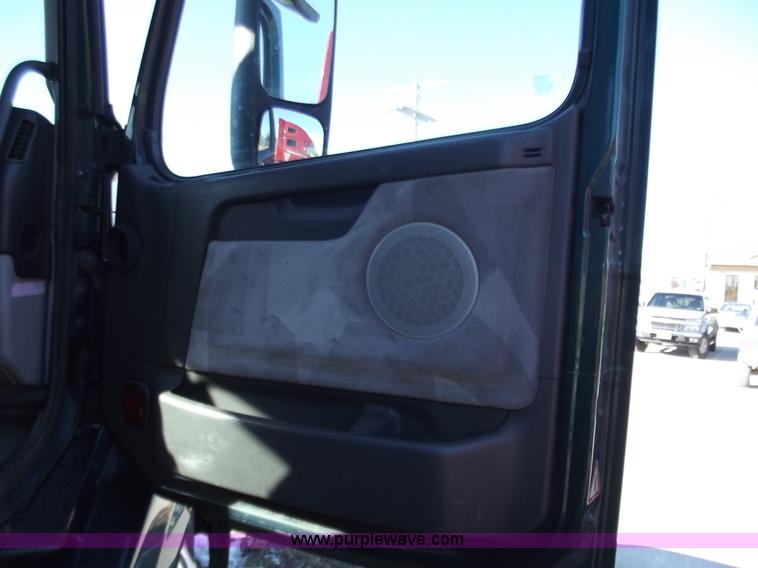 image for item B6264 2005 Volvo VNL semi truck