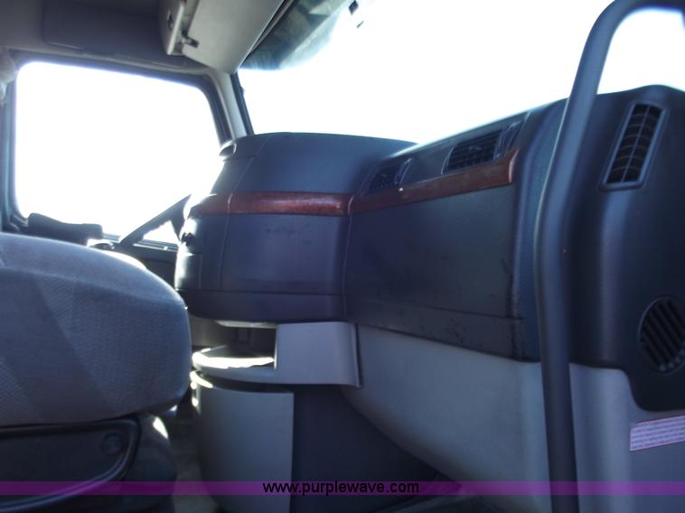 image for item B6264 2005 Volvo VNL semi truck