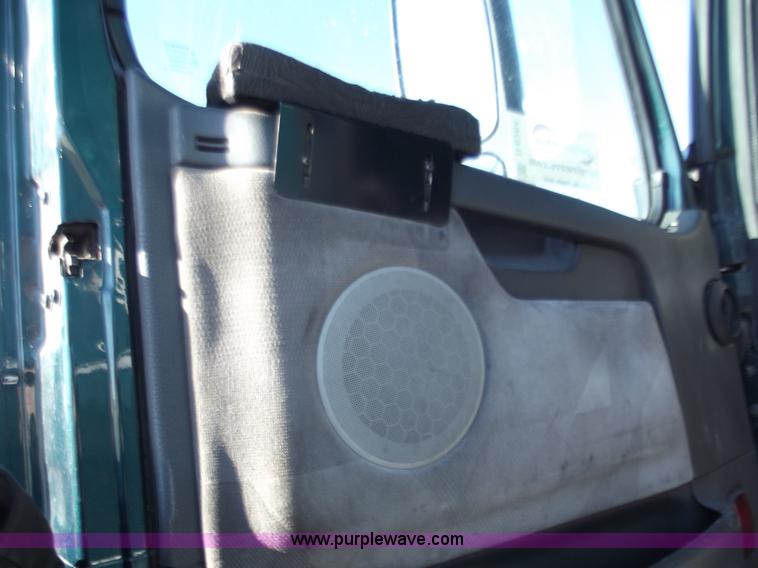 image for item B6264 2005 Volvo VNL semi truck