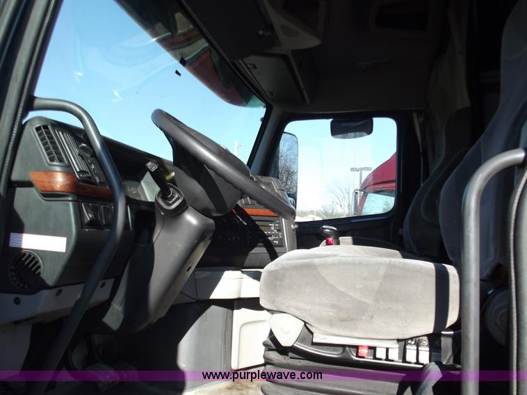 image for item B6264 2005 Volvo VNL semi truck