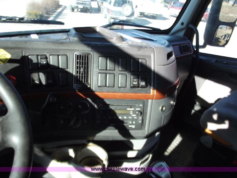 image for item B6264 2005 Volvo VNL semi truck