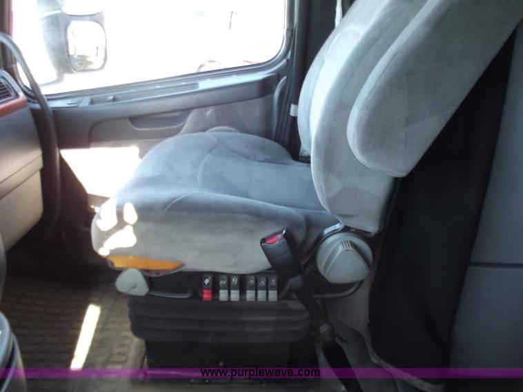 image for item B6264 2005 Volvo VNL semi truck