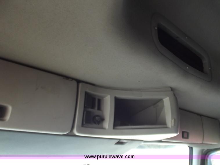 image for item B6264 2005 Volvo VNL semi truck