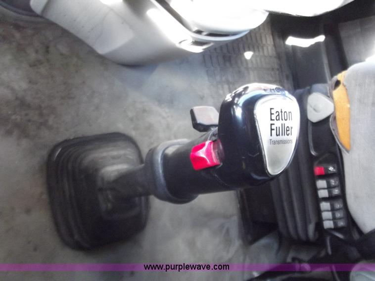 image for item B6264 2005 Volvo VNL semi truck