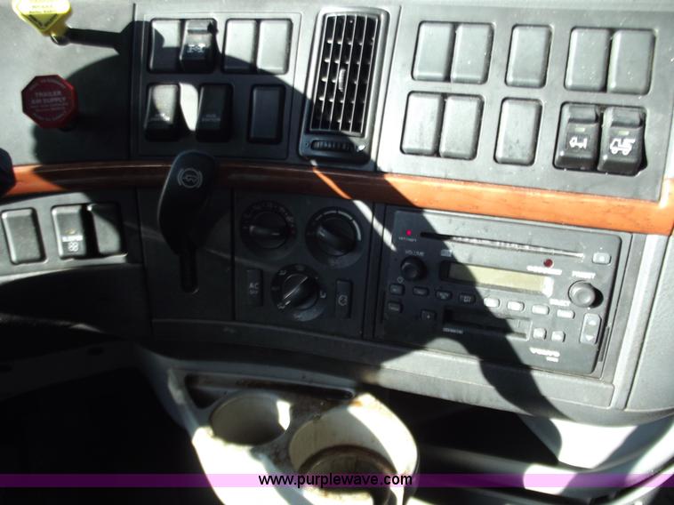 image for item B6264 2005 Volvo VNL semi truck