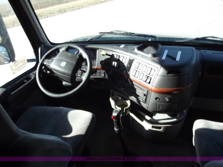 image for item B6264 2005 Volvo VNL semi truck