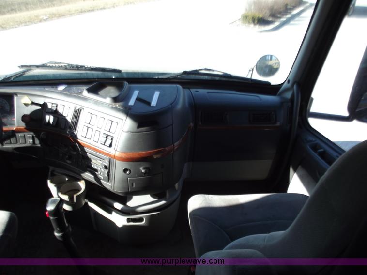 image for item B6264 2005 Volvo VNL semi truck